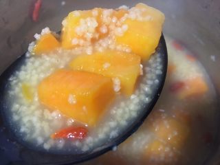 14、小米红薯粥,盛出，红薯超好吃