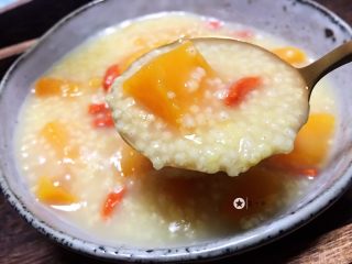 16、小米红薯粥,早餐好选择，来，张嘴～