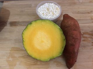 1、红薯南瓜粥,准备食材、加上红枣