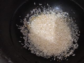 2、红薯南瓜粥,把大米小米倒一起