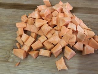 6、红薯南瓜粥,洗一下切粒