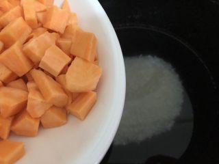 7、红薯南瓜粥,加入到锅里