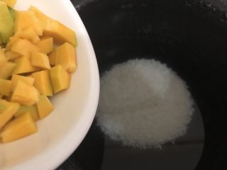 10、红薯南瓜粥,加入到锅里