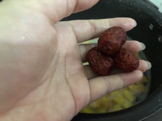 11、红薯南瓜粥,红枣洗干净加入到锅里