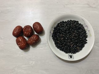1、红枣黑米粥,主要食材如图所示示意，红枣即可、黑米适量。