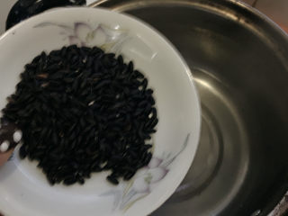 2、红枣黑米粥,将黑米提前浸泡，并洗净，然后加入锅中。