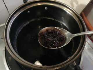 3、红枣黑米粥,倒入超过黑米一倍的水量，进行煮至，期间观察粥的米汤浓稠度。
