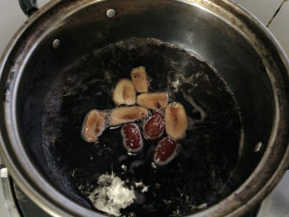 4、红枣黑米粥,带米汤逐步浓稠，加入红枣继续煮，并不断搅拌，期间尝试一下黑米的软烂程度。