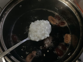 5、红枣黑米粥,然后可选择性的加入适量薏米（提前煮好了，所以加进去一同煮）