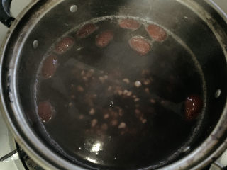 6、红枣黑米粥,沸腾后，可根据个人喜好，加适量白糖、冰糖、红糖都是可以的。