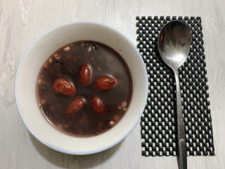 7、红枣黑米粥,暖暖的黑米粥就完成啦~