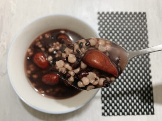 8、红枣黑米粥,腊八节快到了~一个人如果麻烦于准备过多的食材~那就这样煮上一份这样的一人食过冬吧~