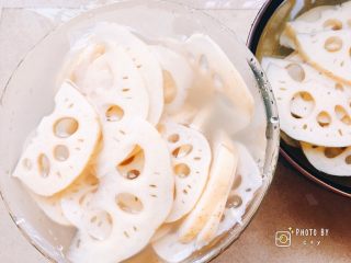 2、糖醋藕片（爱吃醋人士首选）,过大的藕片可以一切为二，反复过水两三次。比较好糖醋这口，做的分量比较多。