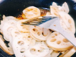 7、糖醋藕片（爱吃醋人士首选）,倒入调好的糖醋汁，继续翻炒。