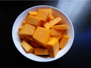 1、韩式奶香南瓜粥,将南瓜去皮洗净切成小块。