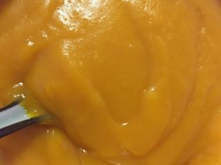 3、韩式奶香南瓜粥,把南瓜泥倒入锅里，倒入水（南瓜泥和水比例是1:1）。然后放入几颗冰糖,少量盐，小火慢煮，边煮边搅拌。