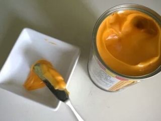 4、韩式奶香南瓜粥,煮沸后加入Ricos芝士酱，搅拌均匀。