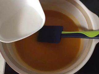 5、韩式奶香南瓜粥,然后再倒入兑好芡汁，再次煮沸即可。