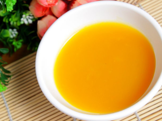 6、韩式奶香南瓜粥,喜欢糊糊的南瓜粥可以煮久点。