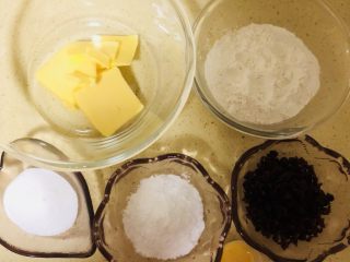 1、蔓越莓饼干,准备好所需食材。(蔓越莓干提前切碎备用)