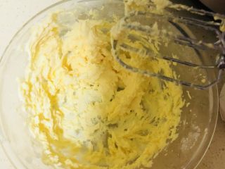 4、蔓越莓饼干,分两次加入蛋液并搅打均匀。