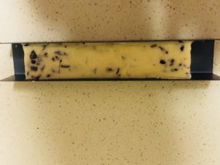 8、蔓越莓饼干,借助模具整理好,包上保鲜膜放进冰箱冷冻一小时。