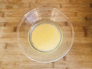 3、鸡蛋小米粥,小米清洗干净控干水分备用。