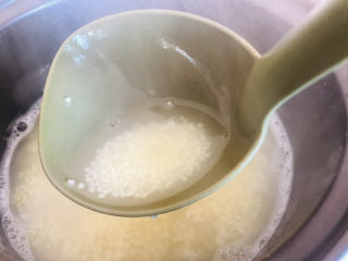 4、鸡蛋小米粥,中间记得用勺子搅拌几下，