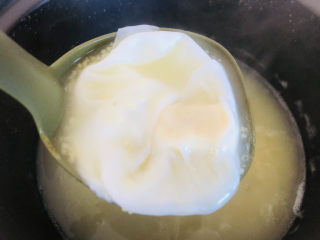 7、鸡蛋小米粥,非常完整的荷包蛋。