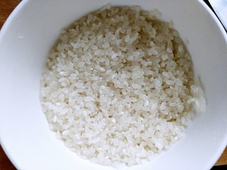 1、咸口益气补脏皮蛋下火粥,大米用清水洗两三遍