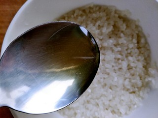 2、咸口益气补脏皮蛋下火粥,加入一点食用油用水泡半小时，如果着急这一步也可忽略