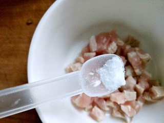 4、咸口益气补脏皮蛋下火粥,加入一点盐