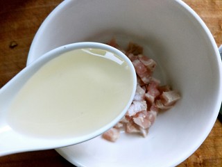 5、咸口益气补脏皮蛋下火粥,加入一勺料酒腌制