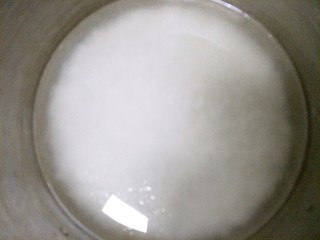 6、咸口益气补脏皮蛋下火粥,把大米放入锅中，加入水开启煮粥模式