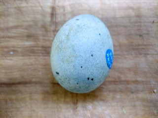 7、咸口益气补脏皮蛋下火粥,皮蛋一个剥皮