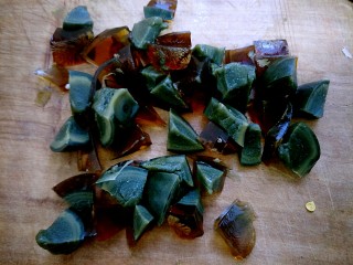 8、咸口益气补脏皮蛋下火粥,切成小块备用