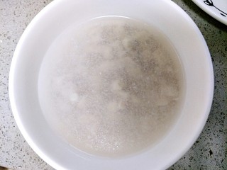 9、咸口益气补脏皮蛋下火粥,猪肉用开水浸没，然后把水倒掉，重复两三遍，目的是把猪肉里的血水去掉