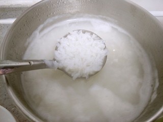 11、咸口益气补脏皮蛋下火粥,粥煮到粘稠状态