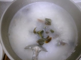 13、咸口益气补脏皮蛋下火粥,再煮五分钟，出锅前放入皮蛋块