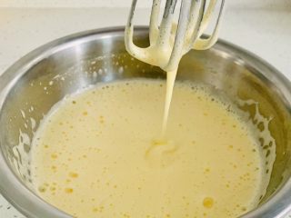 8、榛子????布朗尼蛋糕,打至浓稠 提起打蛋器蛋液成一条直线 滴落后消失即可