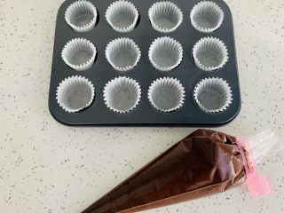 13、榛子????布朗尼蛋糕,模具中放好纸杯????方便脱模 当然了小小一个吃起来 不会有负担????????