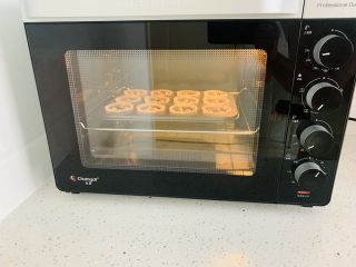 17、榛子????布朗尼蛋糕,烤箱提前预热。上下火180度烤12分钟。不喜欢全熟 烤10分钟 里面是软心的哟????????