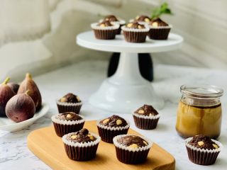 19、榛子????布朗尼蛋糕,据说是一个胖胖的黑人老奶奶围着围裙在厨房做松软的巧克力蛋糕,却忘了先打发奶油而做出的失败的蛋糕,这个蛋糕的湿润绵密成了意外的美味,这个可爱的错误让布朗尼成为现在美国家庭最具代表的蛋糕。