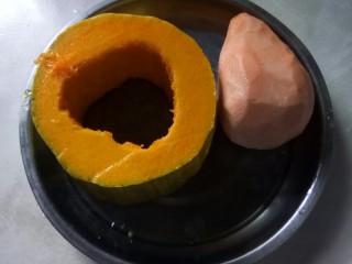 2、红薯南瓜粥,红薯、南瓜去皮，洗净。