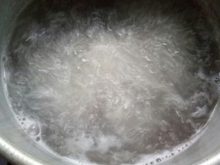 4、红薯南瓜粥,水开后放入粥米大火煮。