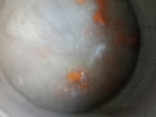 5、红薯南瓜粥,粥米煮开花后，放入红薯大火煮。