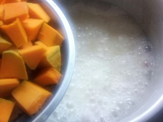 6、红薯南瓜粥,十分钟后，放入南瓜煮。