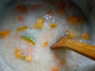 7、红薯南瓜粥,搅动粥，受热均匀。