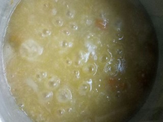 8、红薯南瓜粥,中小火煮粥。