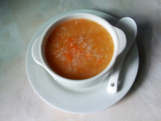 10、红薯南瓜粥,盛入盅中。